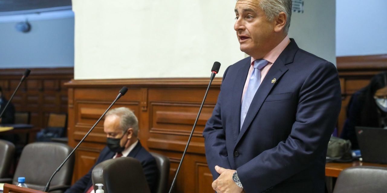 Legislador Edwin Martínez se queja del bufet del Congreso