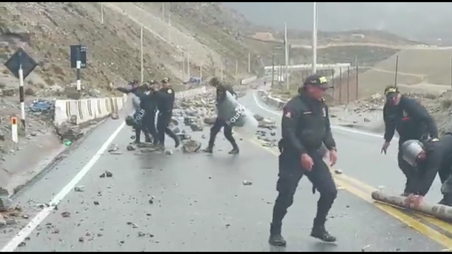 Carretera Central: policías y militares desbloquearon kilómetros 138 y 140