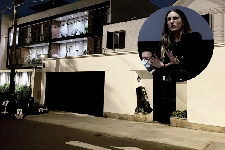 Manifestantes protestan afuera de la casa de Adriana Tudela.