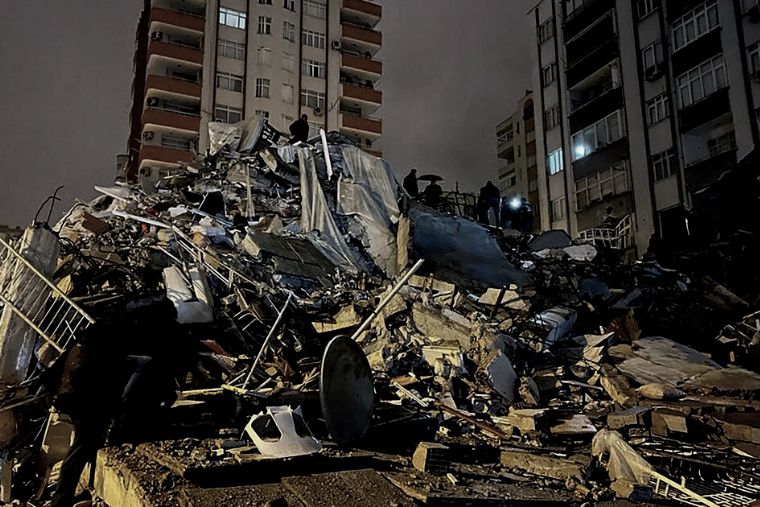 Terremoto sacude Turquía y deja más de mil muertos