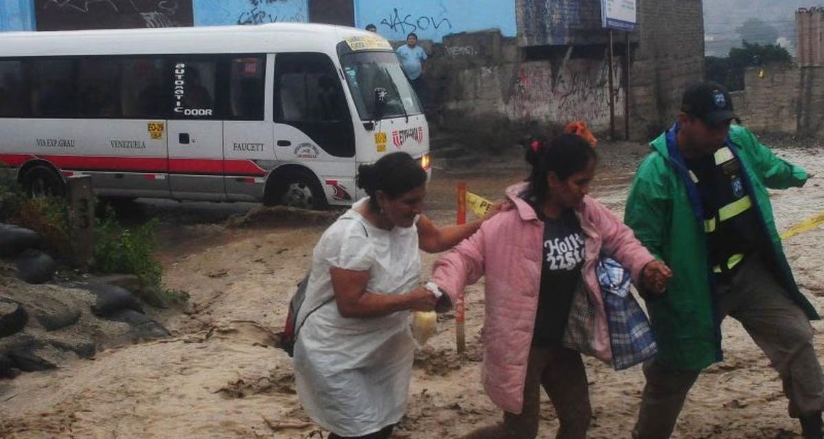 Lima en alerta roja por lluvias y huaicos
