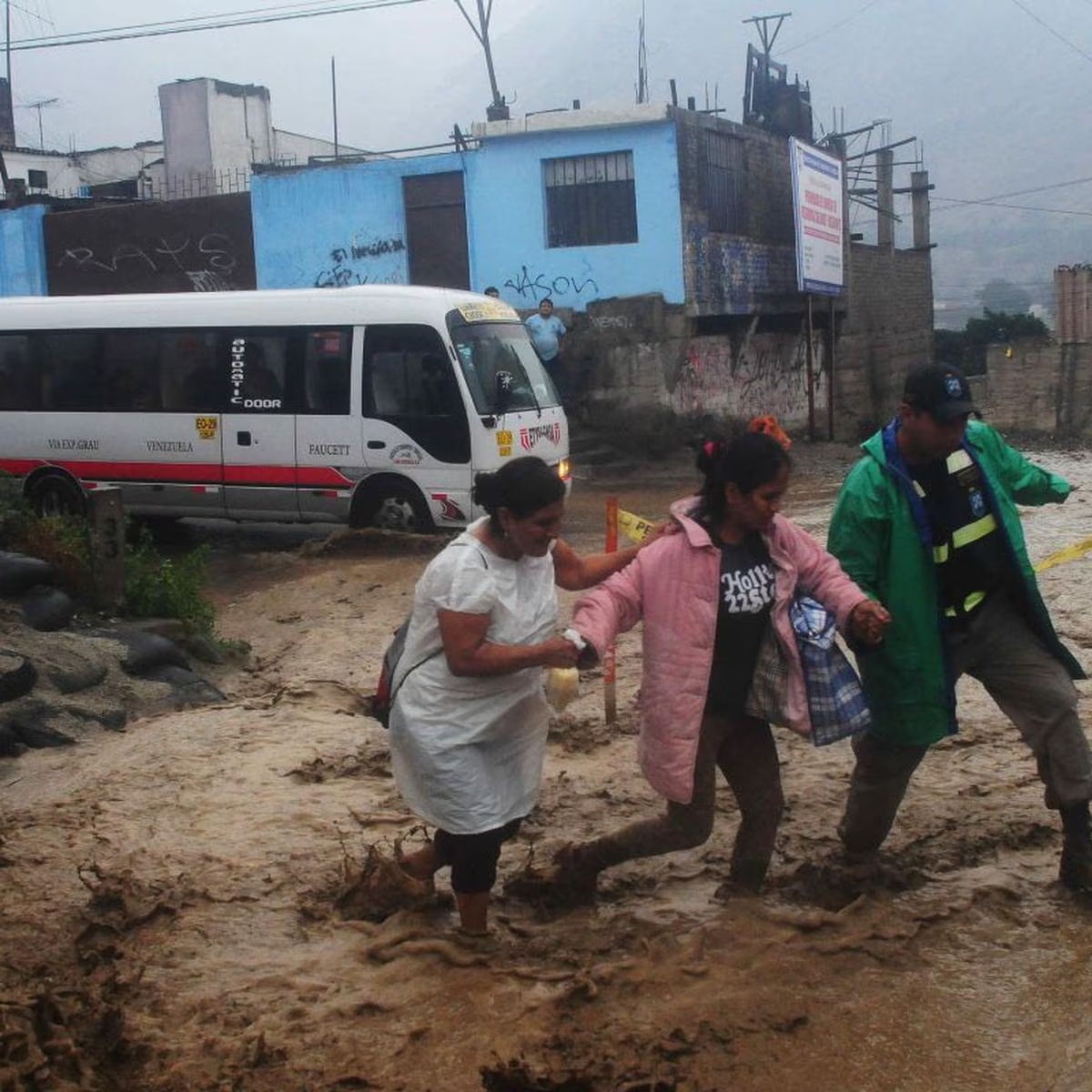 Lima en alerta roja por lluvias y huaicos