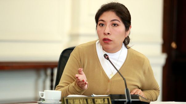 Betssy Chávez no podrá salir del país 15 días
