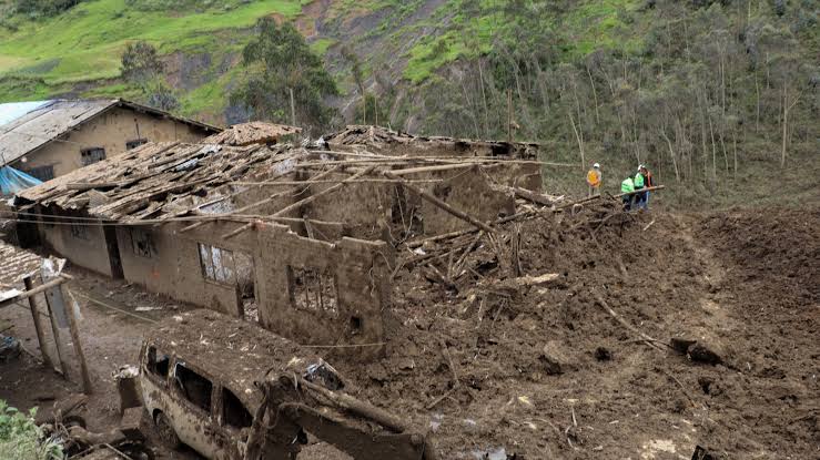 4 muertos y 16 desaparecidos, todos mineros informales, por caída de cerro