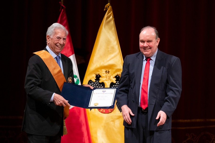 Mario Vargas Llosa recibió condecoración de Rafael López Aliaga