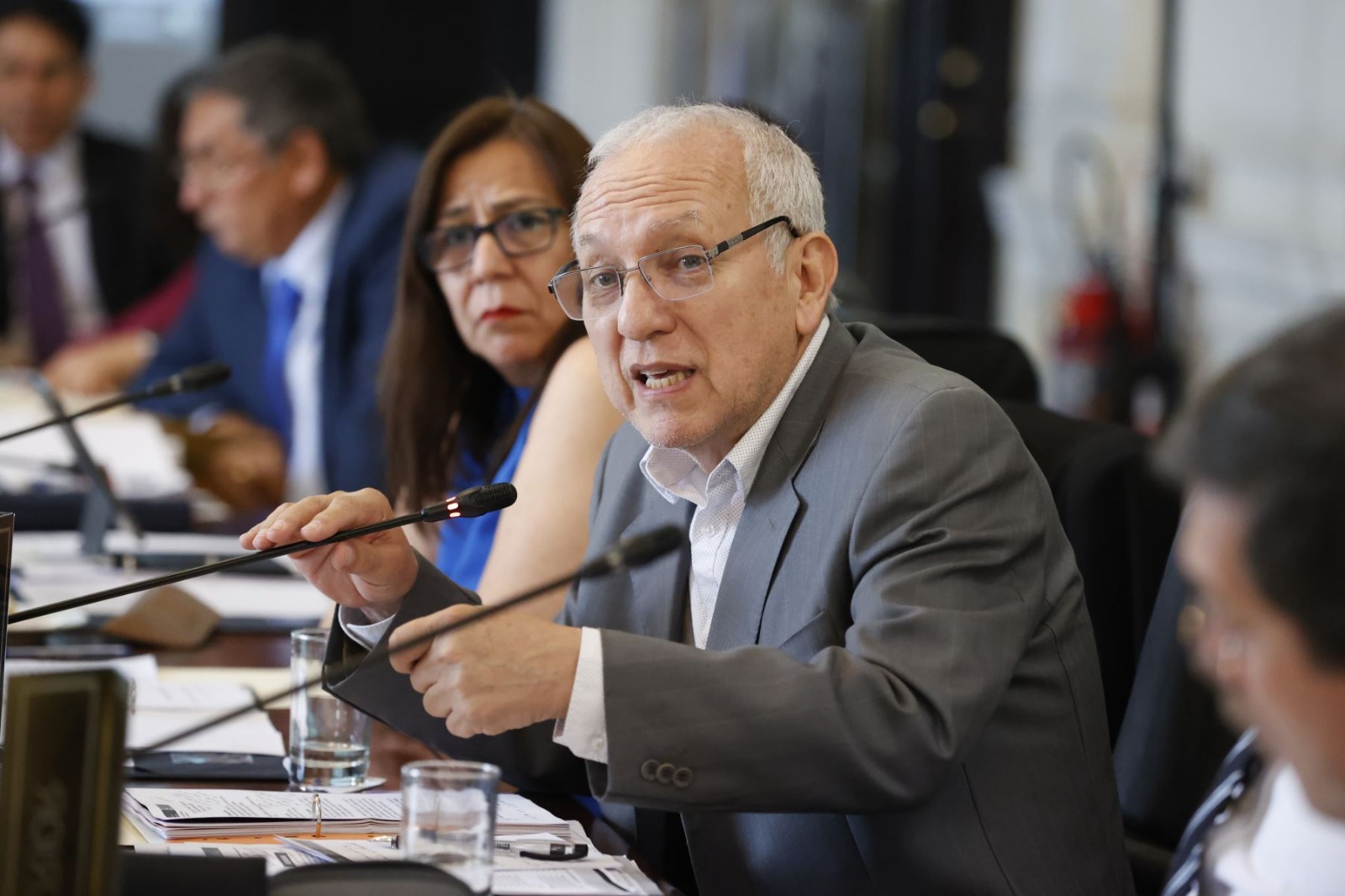 Óscar Becerra deberá presentarse ante el Pleno del Congreso
