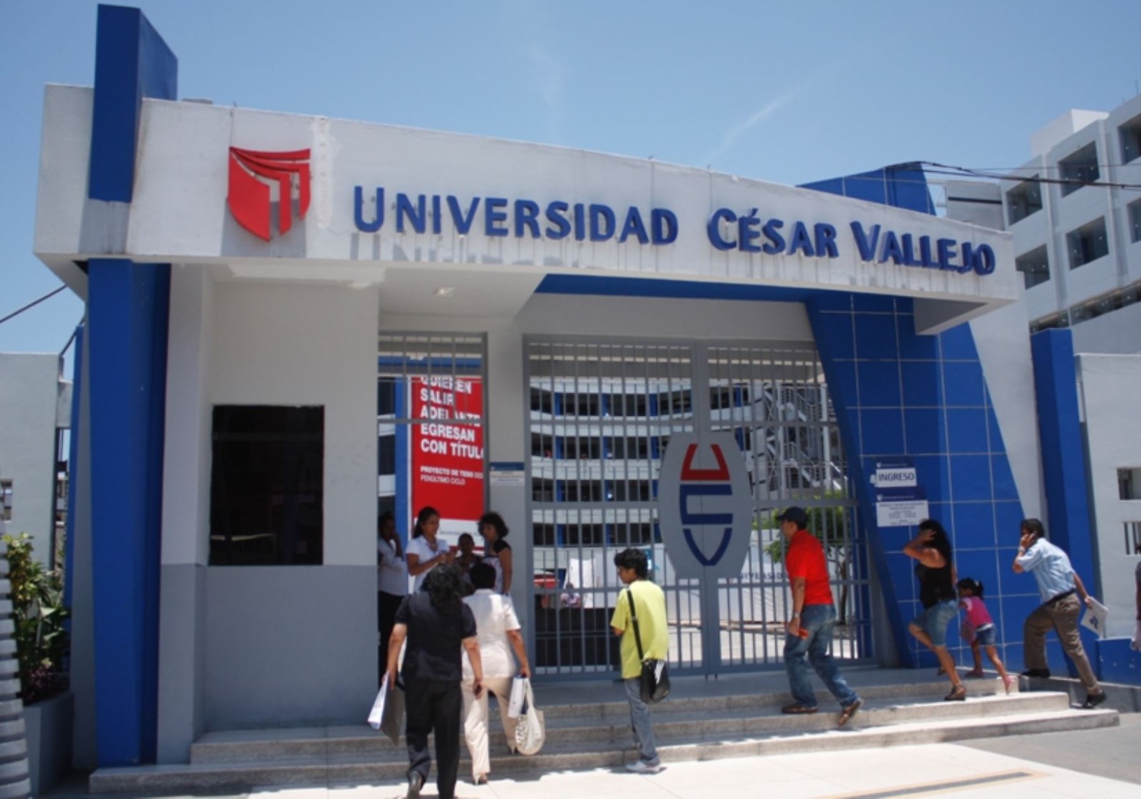 Multan con dos millones de soles a universidad de César Acuña