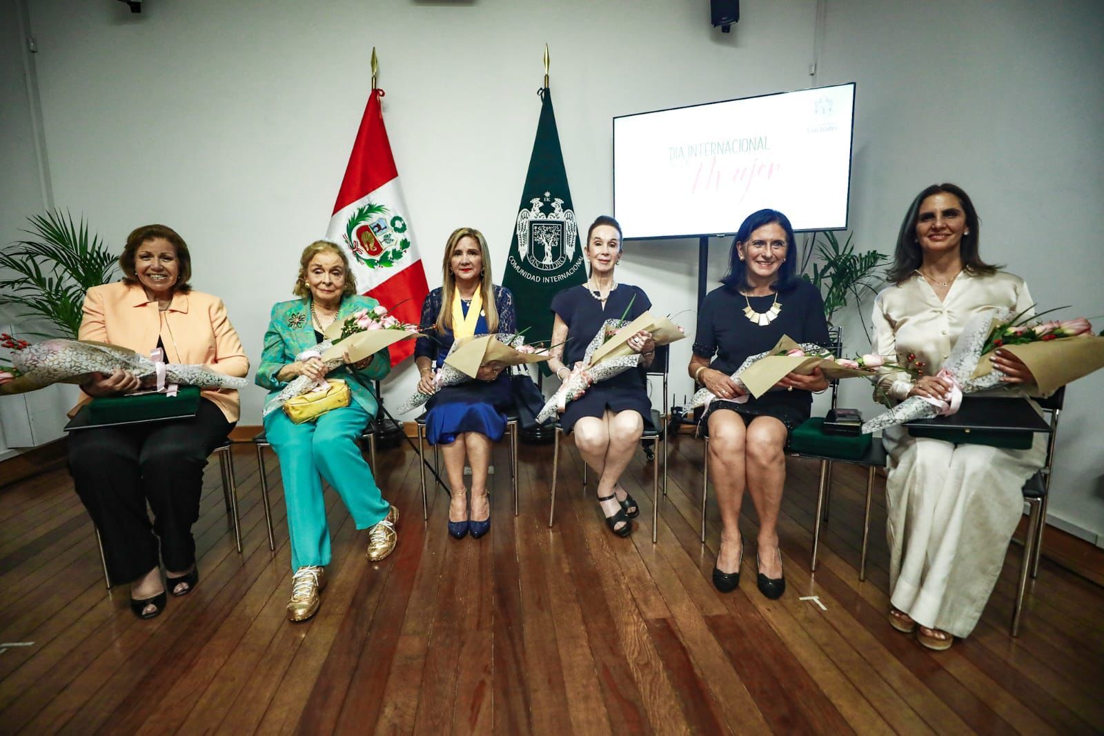 Alcaldesa otorga reconocimiento a mujeres luchadores del distrito