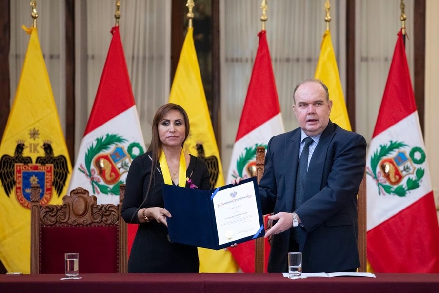 Rafael López Aliaga condecora a Patricia Benavides