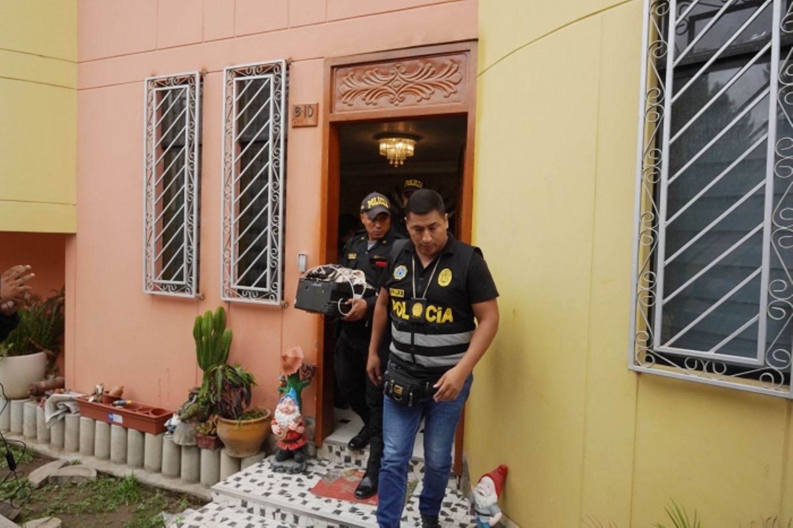 Allanan viviendas de exgobernador de Ica investigado por corrupción