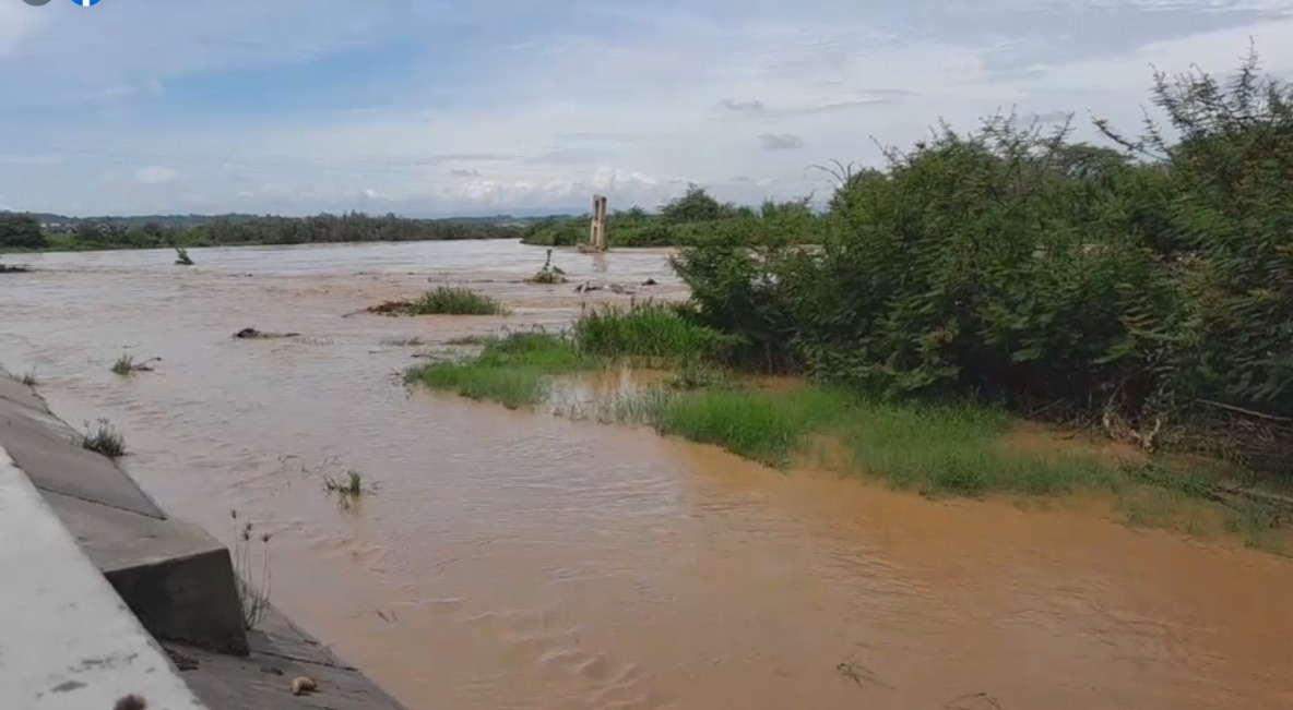 Desborde del Río Tumbes inunda barrio de Bellavista