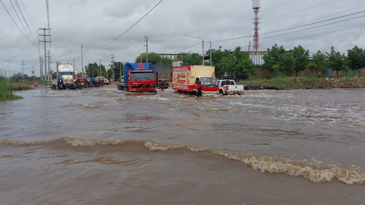 Río Chira inunda carreteras y arrasa 300 hectáreas de plátano