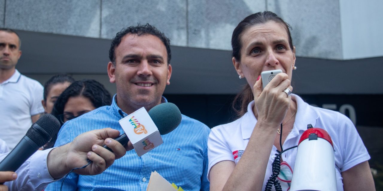Jhovinson Vásquez y la ministra de Vivienda, Hania Pérez de Cuéllar