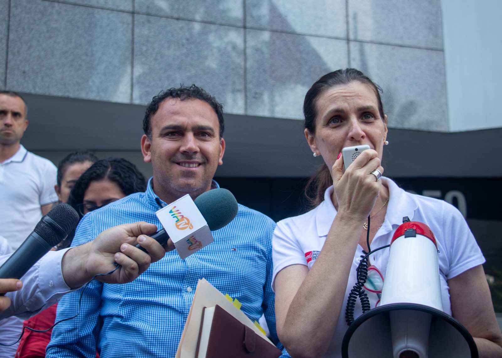 Jhovinson Vásquez y la ministra de Vivienda, Hania Pérez de Cuéllar