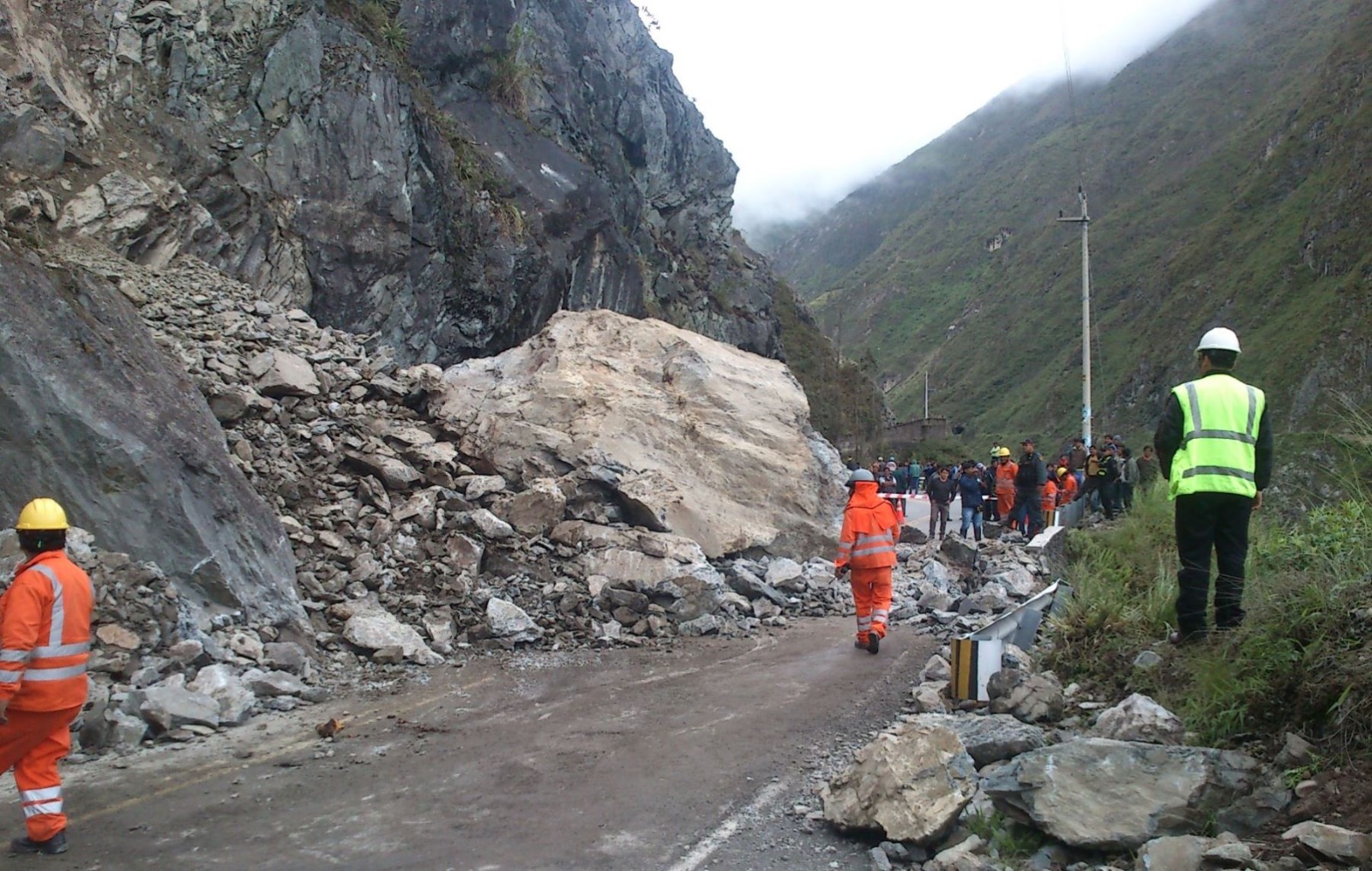 Dos provincias incomunicadas tras hundirse carretera en Huancavelica