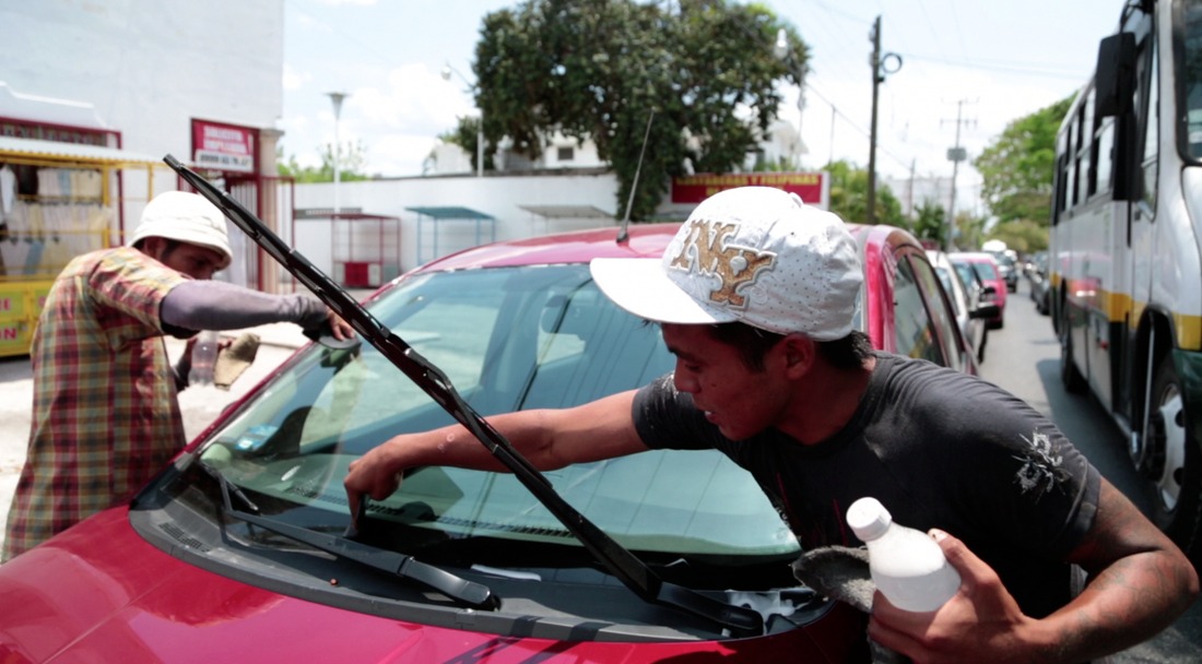 López Aliaga pide prohibir el trabajo de limpiaparabrisas