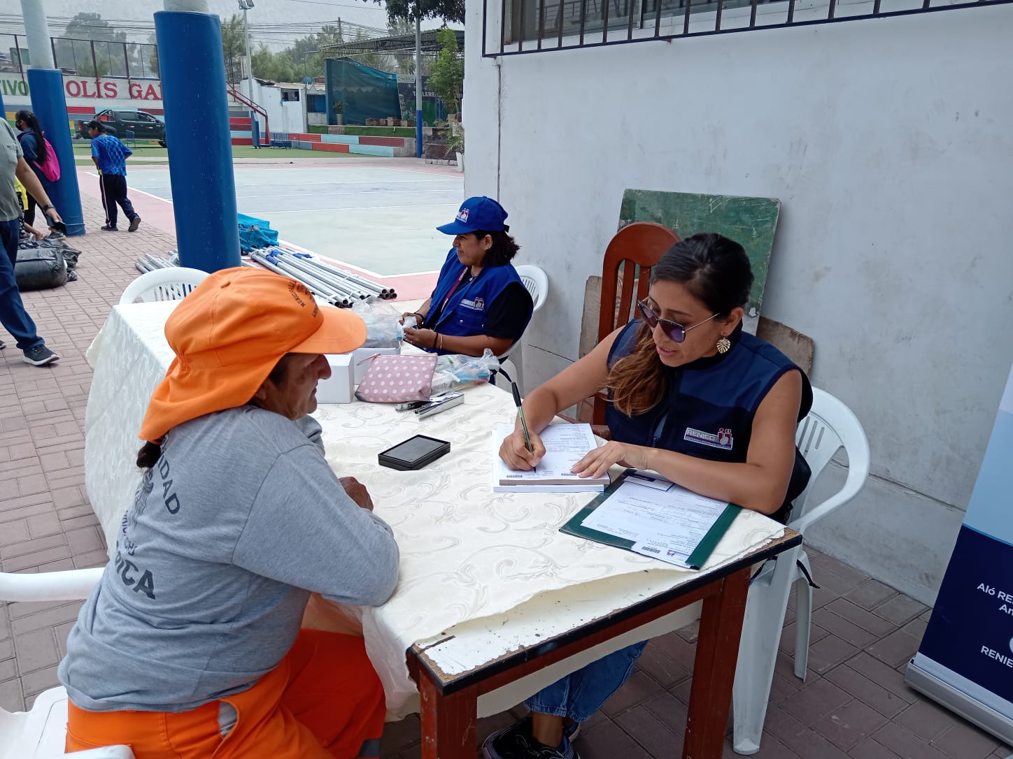 Reniec realiza primera entrega de DNI a damnificados de huaicos en Cieneguilla
