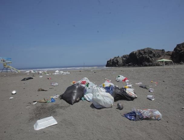 Viernes Santo dejó toneladas de basura en Cerro San Cristóbal y playas.