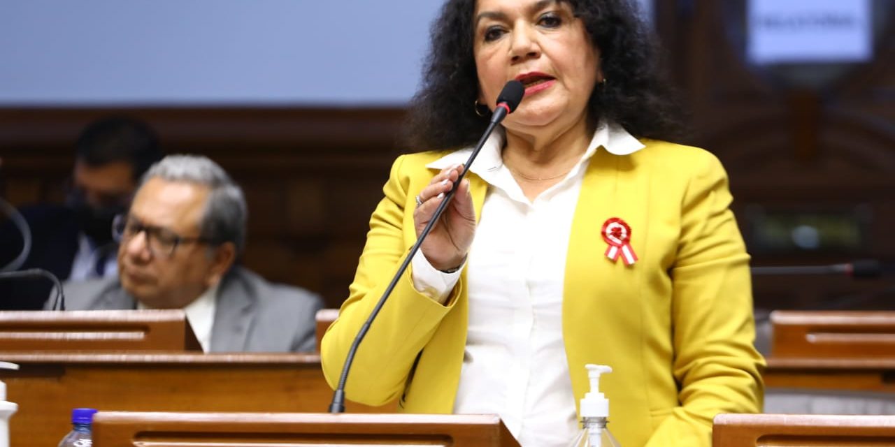 María Acuña recortó el sueldo a sus trabajadores del Congreso