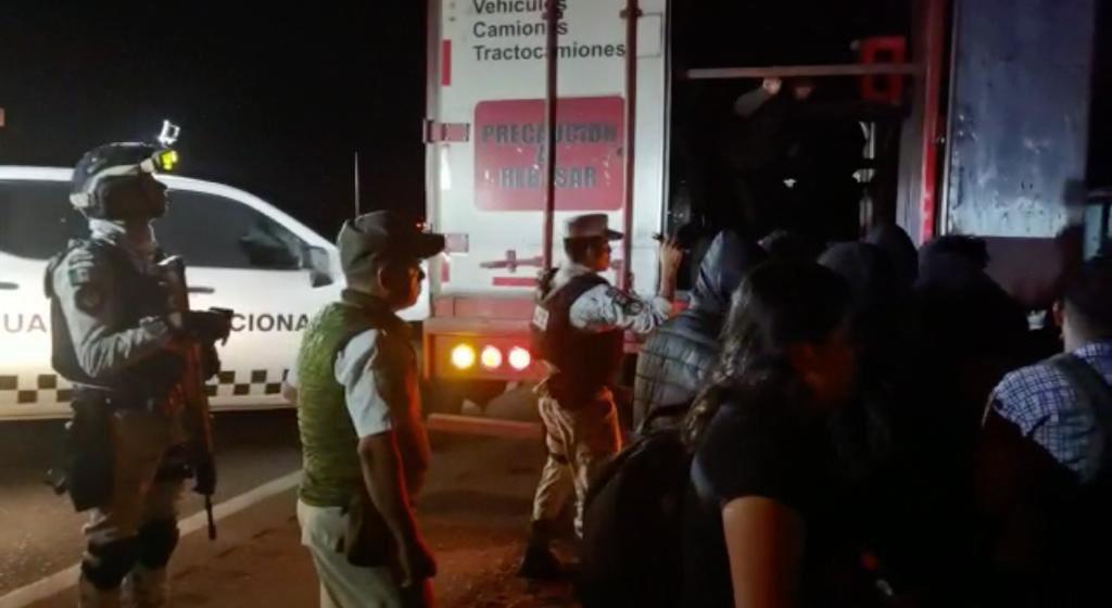 Hallan a 209 migrantes en un tráiler abandonado en México
