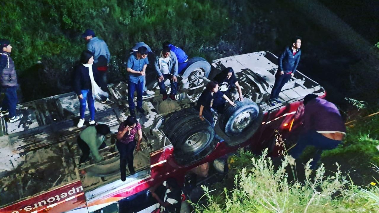 Bus interpronvincial cae al Río Rímac, deja 10 muertos y más de 20 heridos