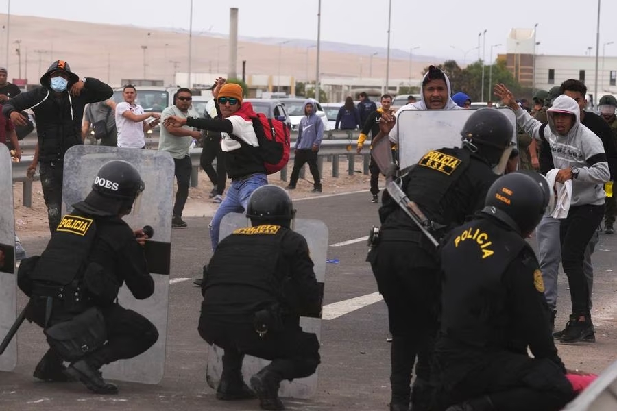 Nuevos enfrentamientos entre policías y migrantes