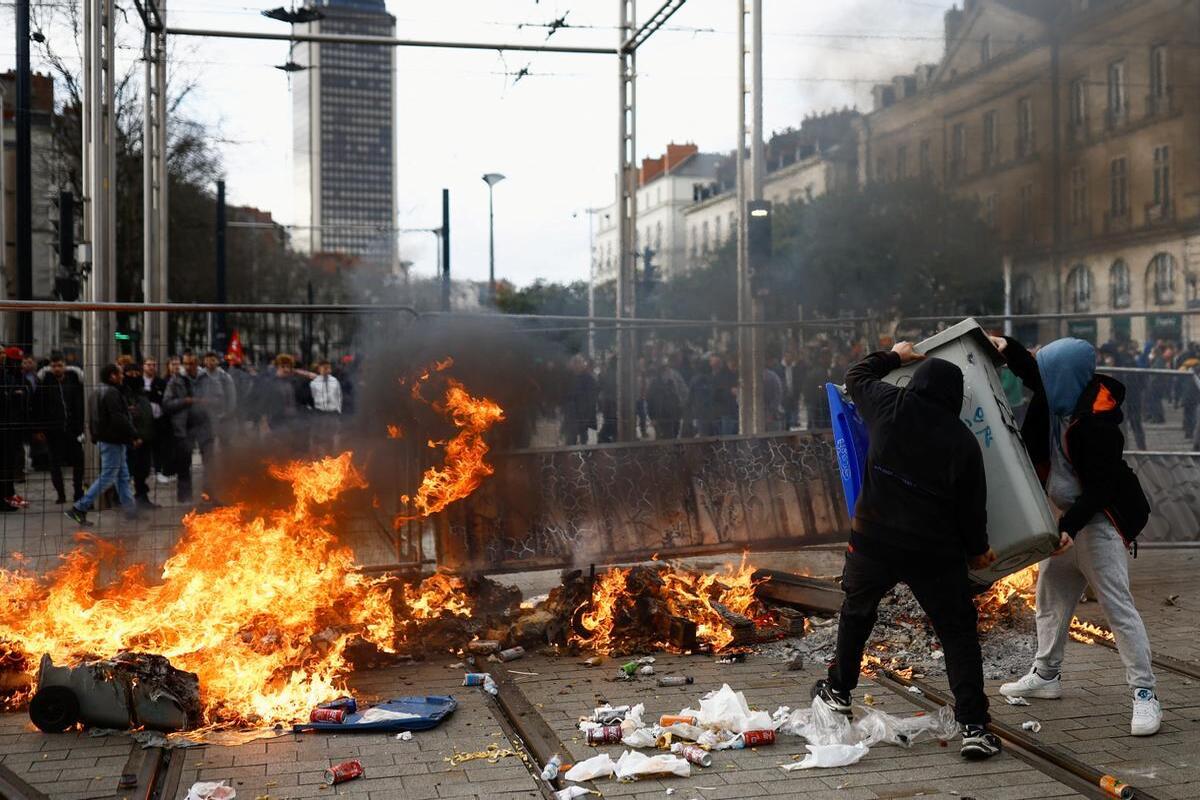 Francia: 406 policías heridos tras protestas por reforma de pensiones