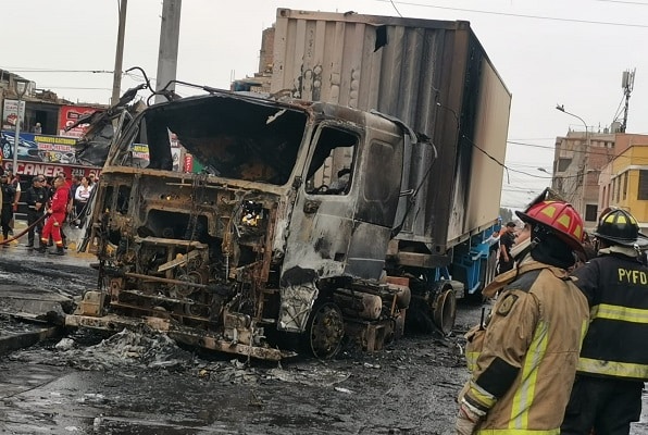 Explosión por choque de combi y camión deja 8 heridos y 50 casas voladas