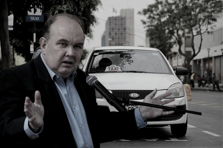 Rafael López Aliaga indica que los autos colectivos “son un problema grande”