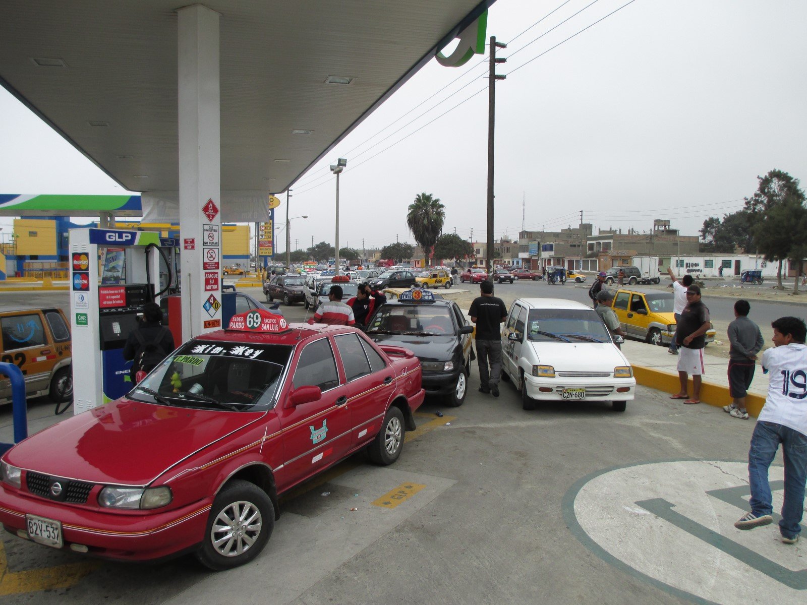 Escasez de GLP en grifos de Lima  genera largas colas de autos