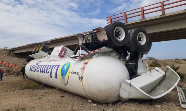 Cisterna con combustible se despistó