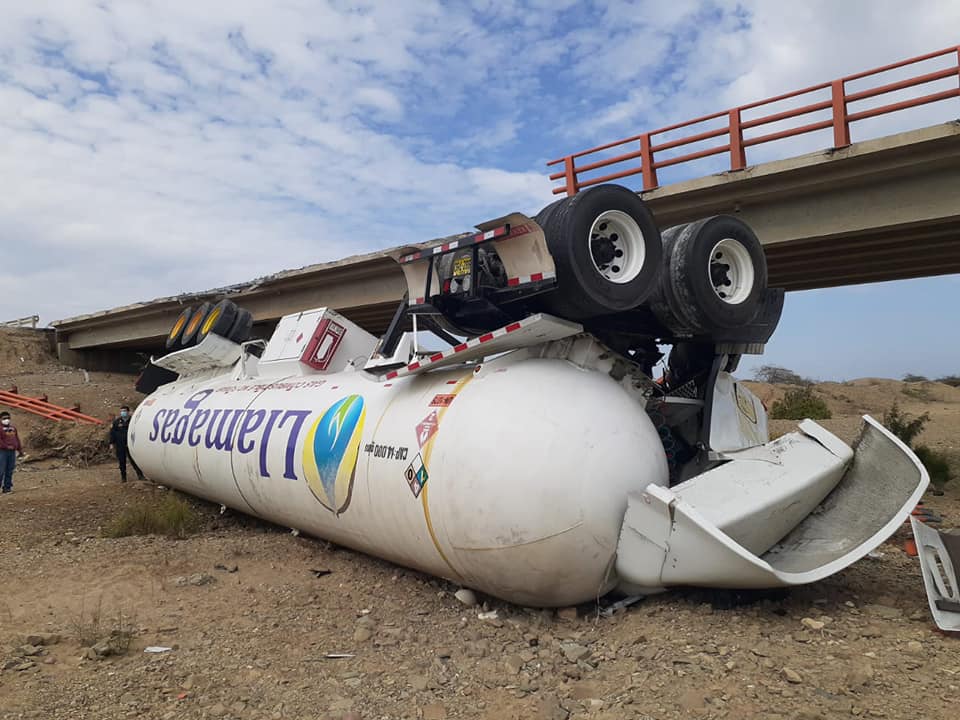 Cisterna con combustible se despistó