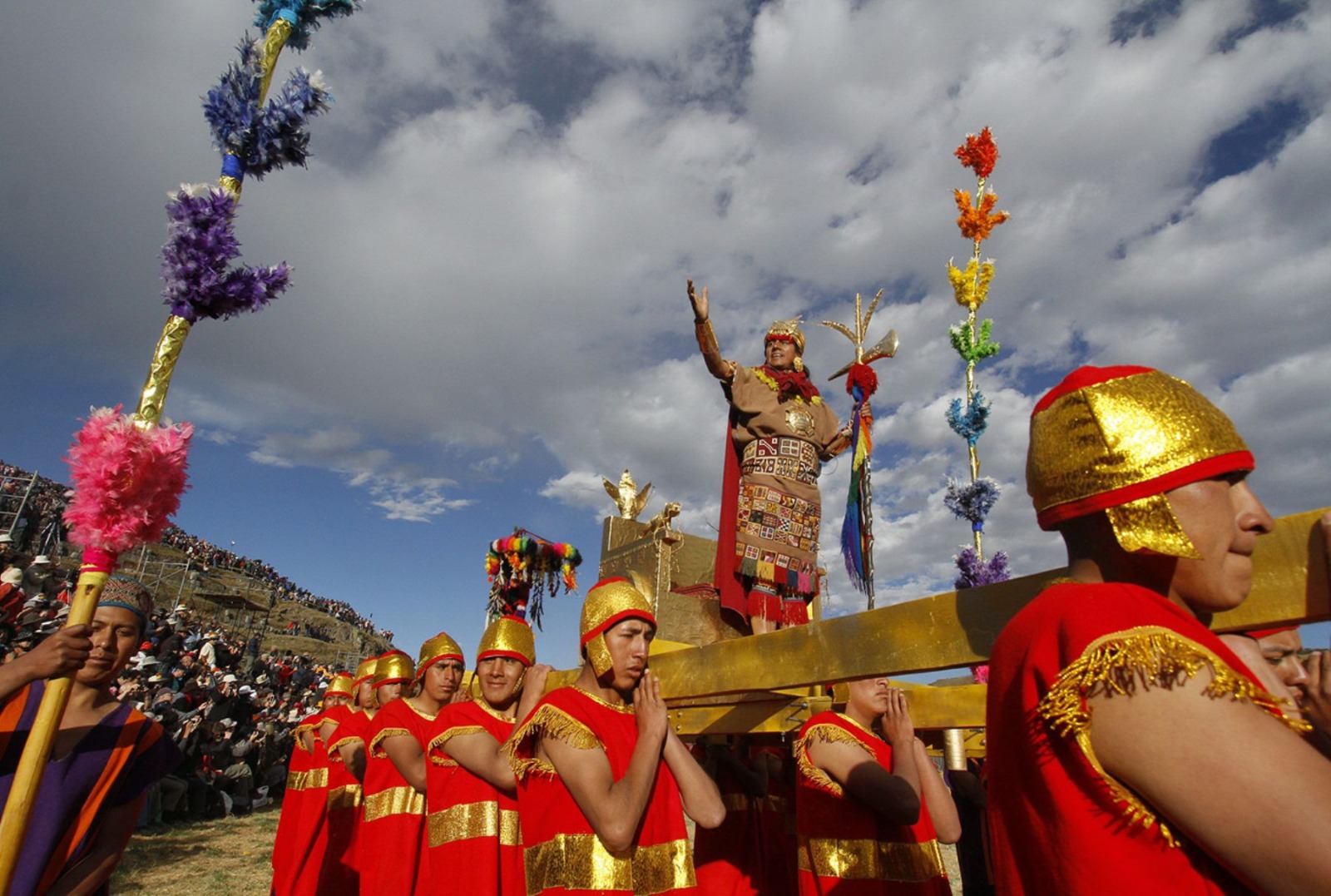 Colorido pasacalle de 200 conjuntos de danzantes celebran Fiesta del Sol