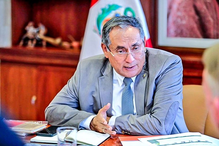 Ministro Óscar Vera confirmó reuniones con Pedro Castillo