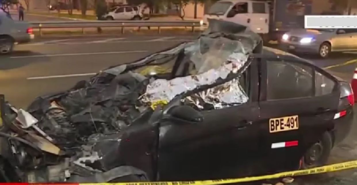 Taxista y pasajera sufren aparatoso accidente