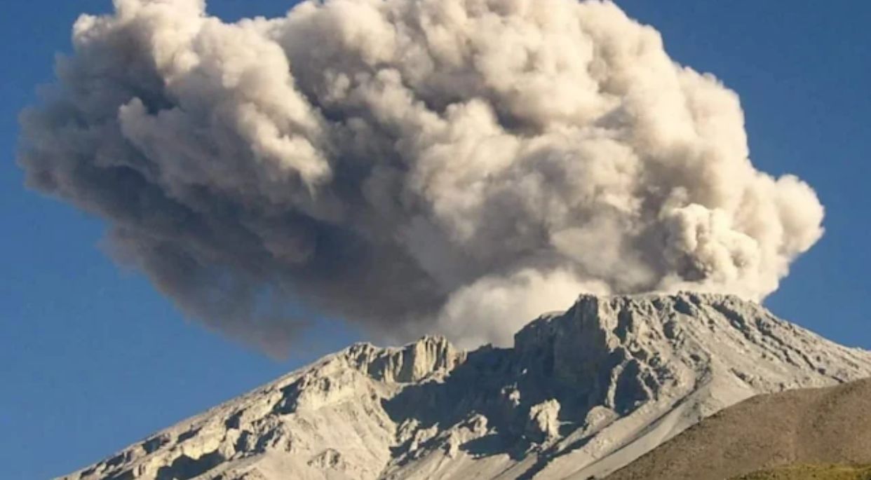 Perú registra dos posibles erupciones volcánicas