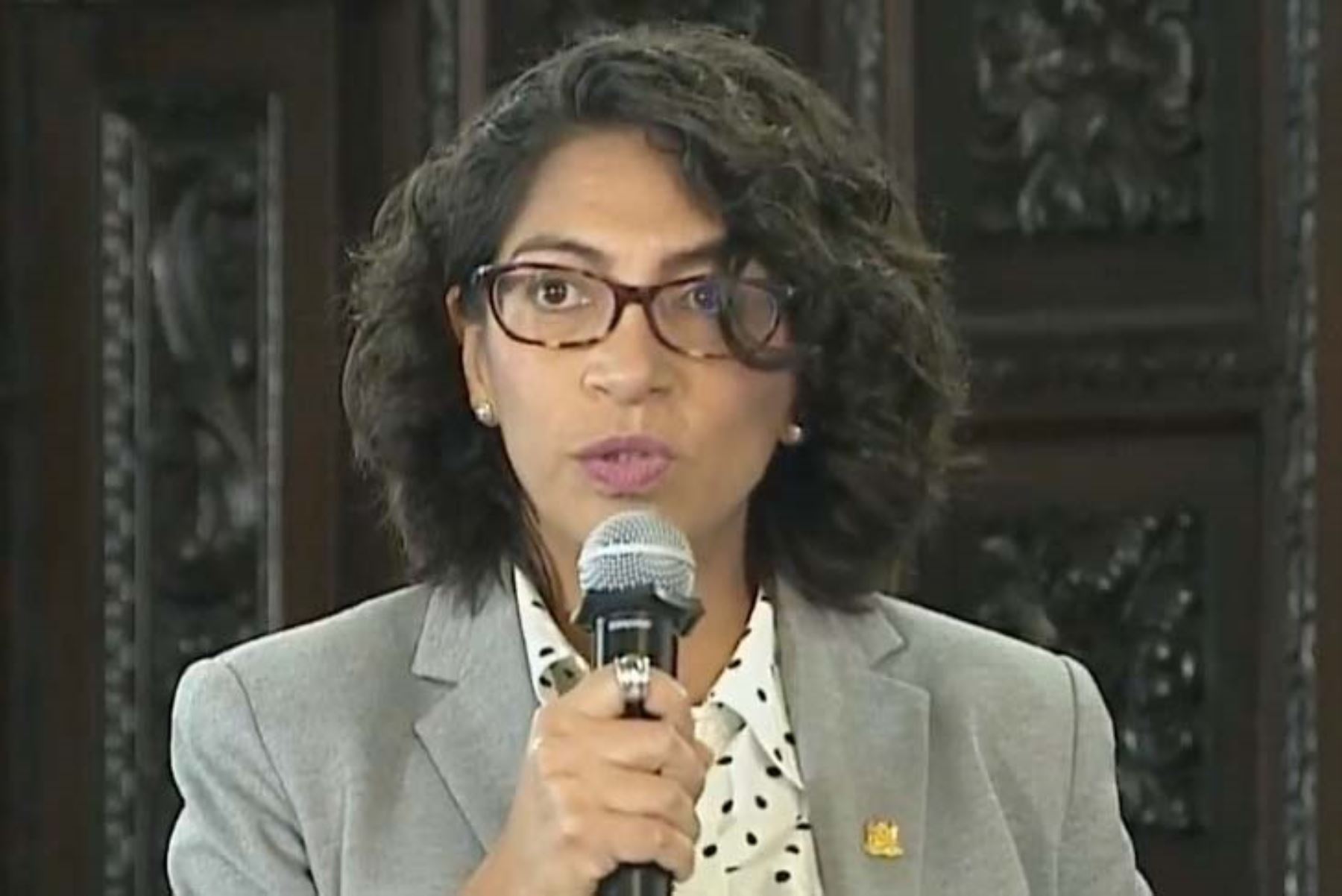 Leslie Urteaga justifica despido de periodistas del IRTP
