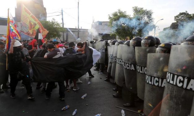 Turba atacó a policías con palos con clavos, piedras y bombas ‘molotov’