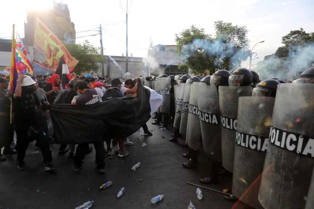 Turba atacó a policías con palos con clavos, piedras y bombas ‘molotov’