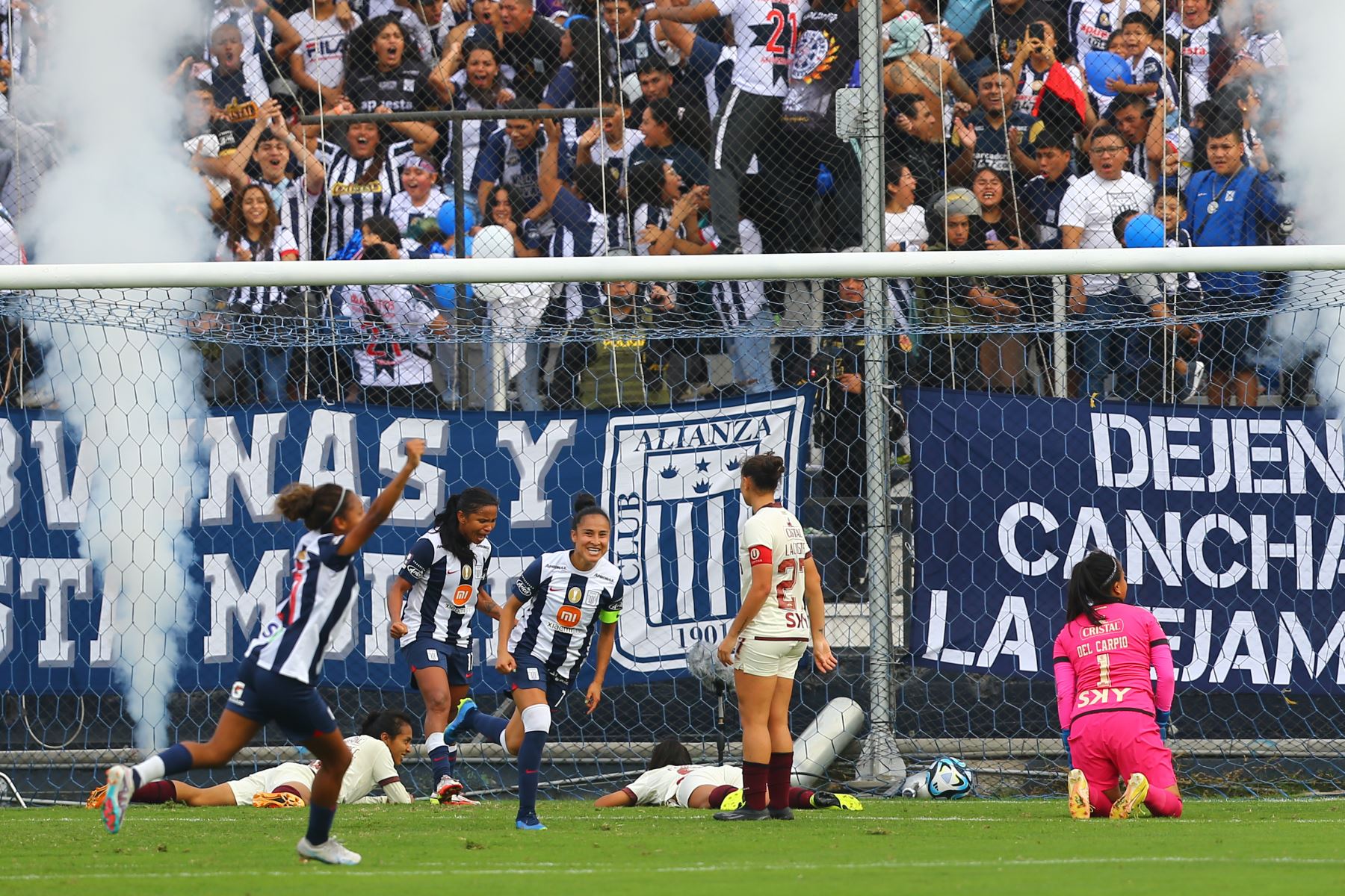 Alianza Lima goleó 4-1 a Universitario en el clásico de mujeres