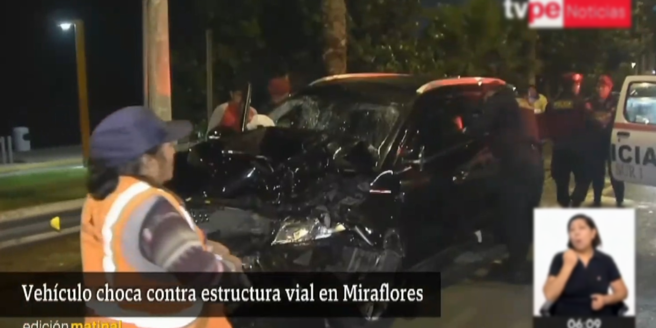 Miraflores: Tres heridos tras choque de camioneta contra estructura vial. (Foto: TVPerú Noticias).