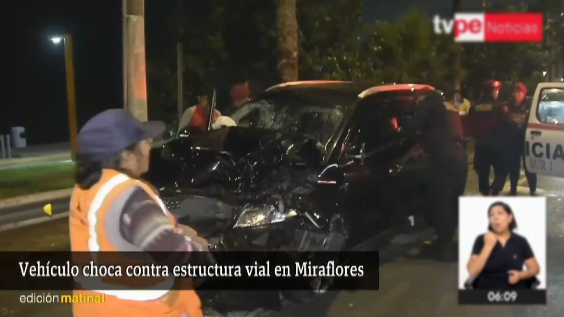Miraflores: Tres heridos tras choque de camioneta contra estructura vial. (Foto: TVPerú Noticias).