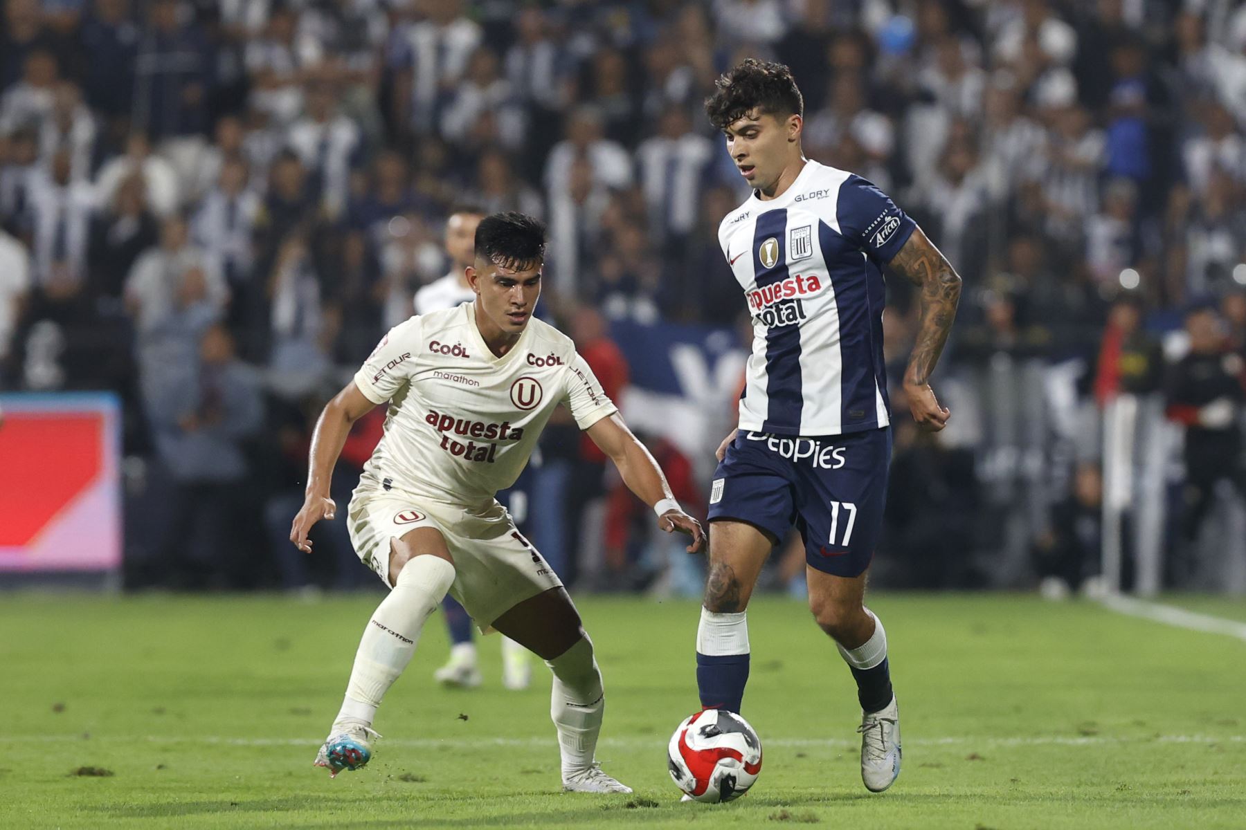 Universitario y Alianza Lima empataron sin goles en el clásico del fútbol peruano