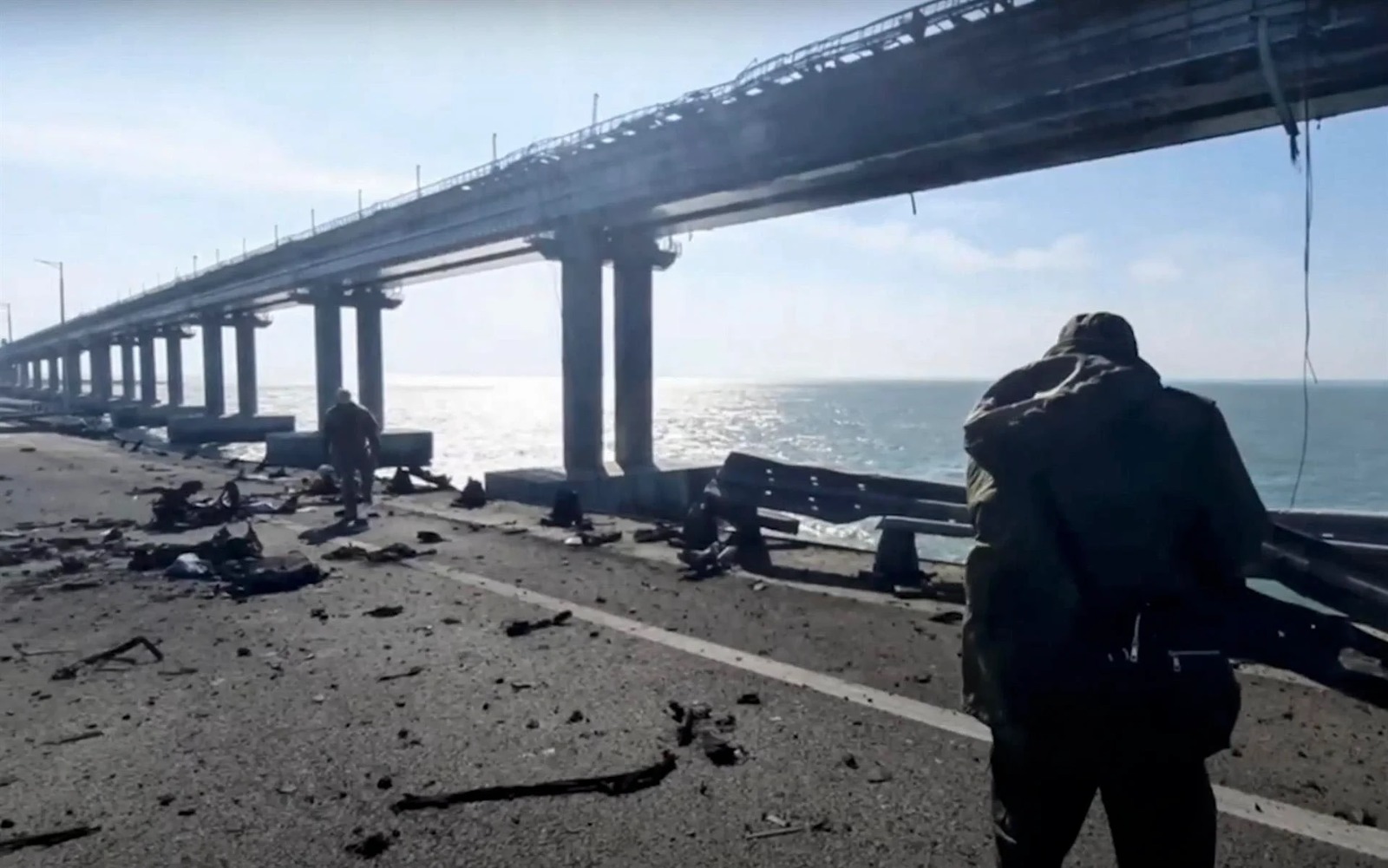 Ucrania admite que destruyó puente de Crimea, el más largo de Europa