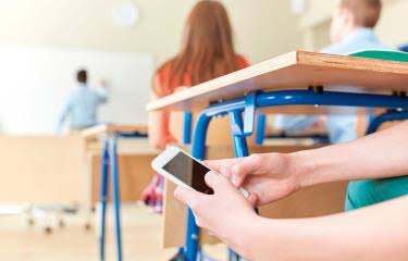 Proponen prohibir uso de celulares en colegios