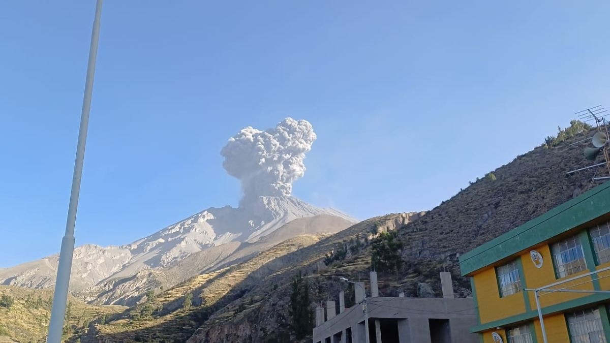 Volcán Ubinas registra nueva explosión de magnitud