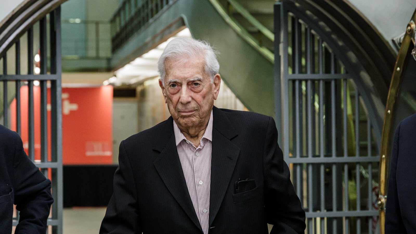 Mario Vargas Llosa es  hospitalizado por Covid