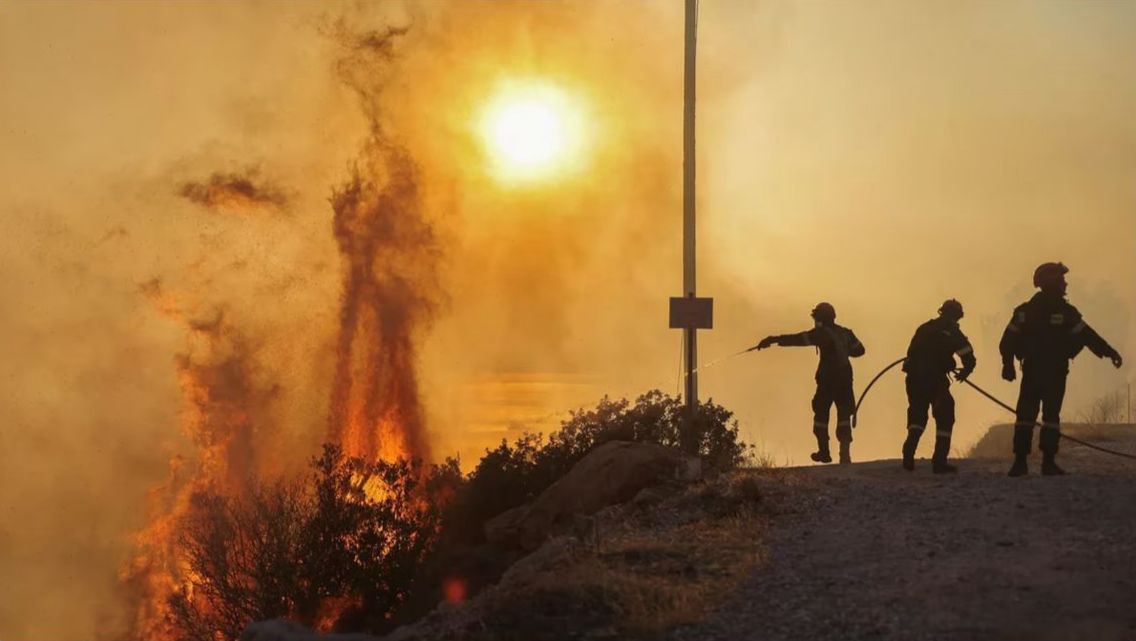 Grecia combate tres incendios forestales en las afueras de Atenas