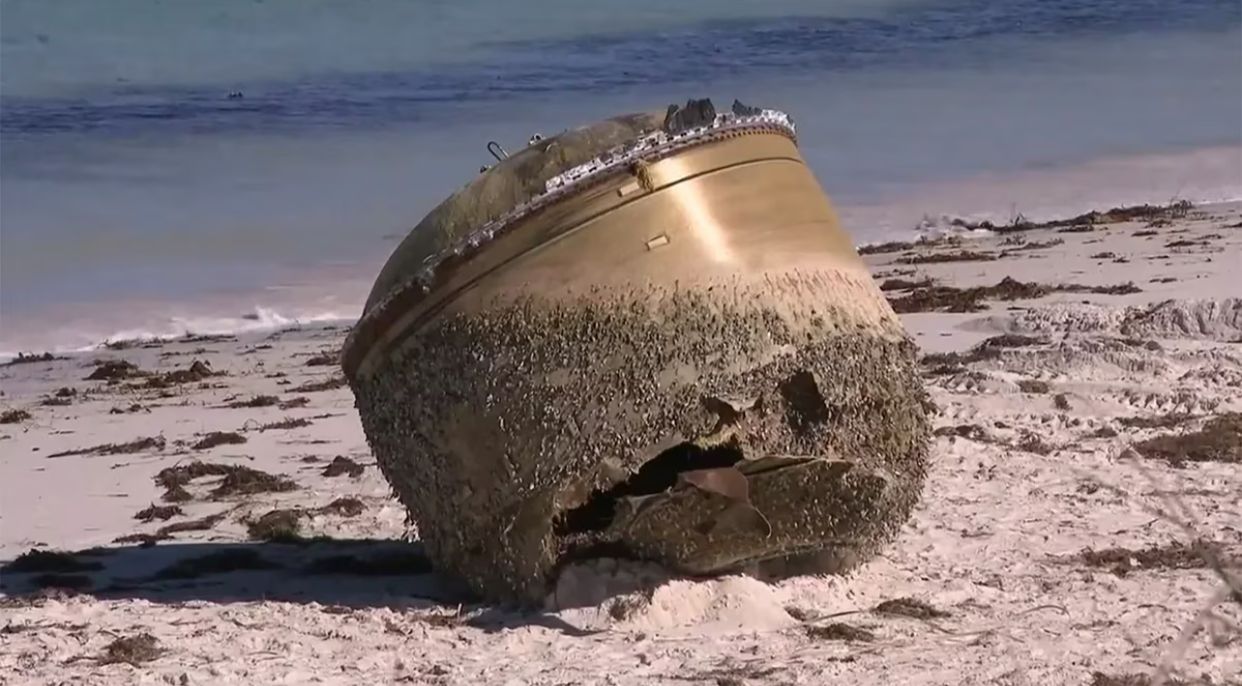 Encuentran basura espacial en playa australiana