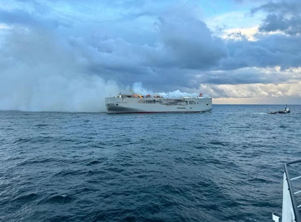 Un buque se incendió en las costas de Países Bajos